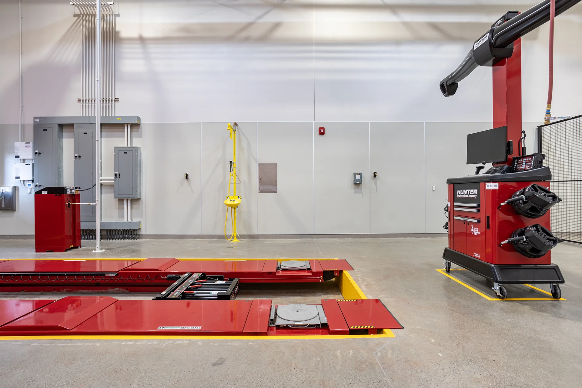 Computerized Wheel Alignment Bay with Mobile Diagnostic Station