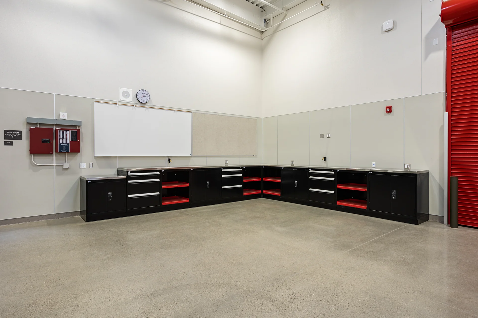Ergonomic Lab Workspace with L-Shaped Metal Workbenches