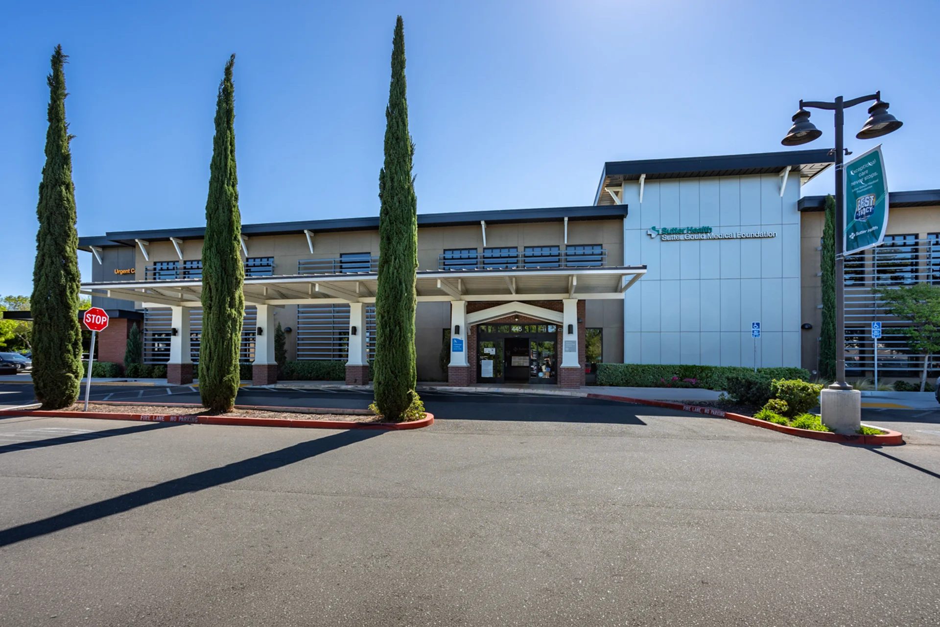 Front entrance of the Sutter Gould Tracy Medical Office Building featuring the covered patient drop-off, Sutter Health and Sutter Gould Medical Foundation signage, accessible parking, and contemporary healthcare architecture in Tracy, California.